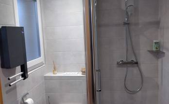 WC suspendu dans salle de bain à Cernay