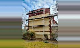 Le pignon en cours de finition de ravalement