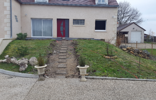 Réaménagement d’une entrée de maison avec allée en jardin en pente