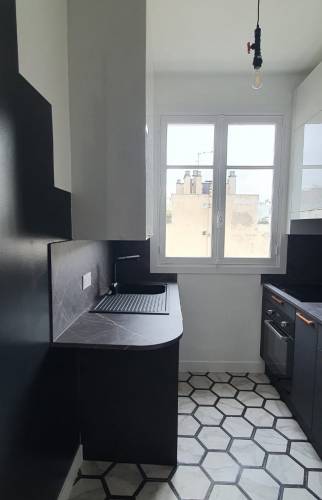 Un plan de travail arrondi dans cette cuisine moderne au Chesnay