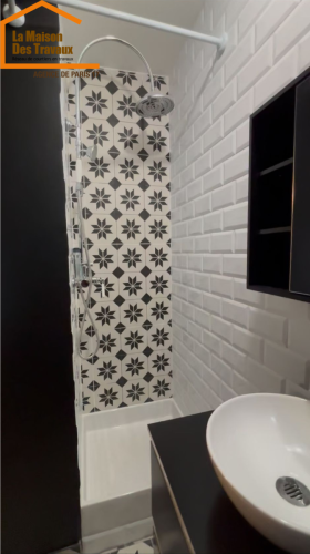 Douche rénovée avec carrelage à motifs, Paris 17e