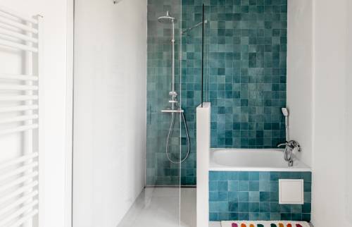 Transformation moderne de la salle de bain à Meudon