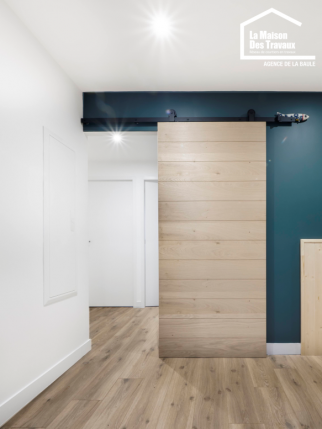 Porte coulissante en applique sur mesure en bois