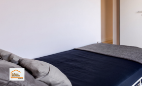 Chambre rénovée près de Treffiagat avec murs et plafond remis à neuf, rangements intégrés et ambiance lumineuse. Une rénovation intérieure coordonnée par La Maison Des Travaux Quimper.