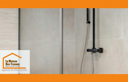 Mitigeur noir mat et douchette moderne posés à Casteljaloux par Sandrine Ferin, votre courtier en travaux.