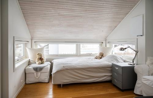 Chambre d'enfant sous combles - aménagement avec ouvertures sur mur pignon à Marines (95640)