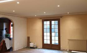 Pose d’un carrelage imitation parquet dans une grande pièce de vie en rénovation à Renage.