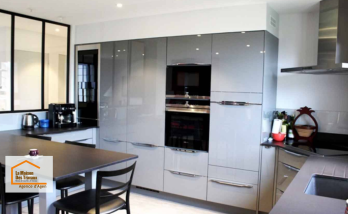 Cuisine moderne entièrement rénovée à Aubiac près d’Agen : aménagement contemporain, nouveaux équipements et optimisation de l’espace dans le cadre d’une rénovation complète accompagnée par Sandrine Férin.