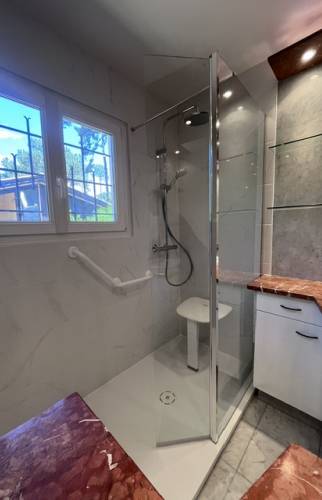 Salle de bain PMR rénovée à Lège-Cap-Ferret (33950)