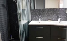 Rénovation murale d'une salle de bains en noir
