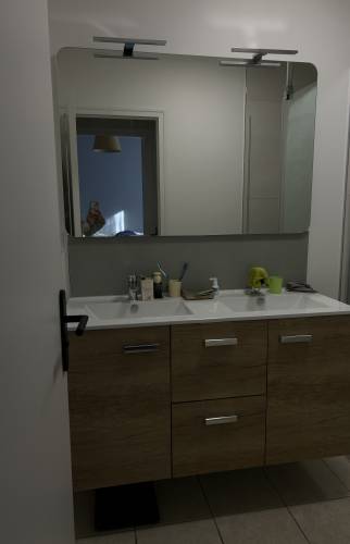 Nouveau meuble vasque installé lors de la rénovation de salle de bain à Chartres-de-Bretagne