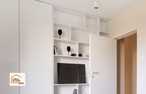 Mur entièrement rénové dans une chambre près de Treffiagat. Une préparation soignée des supports et une peinture de qualité apportent une finition durable et une ambiance apaisante.