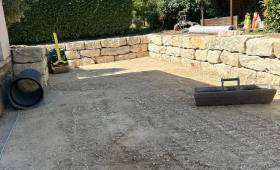 Cour prête à recevoir son revêtement final après terrassement, nivellement et mise en forme complète du terrain.