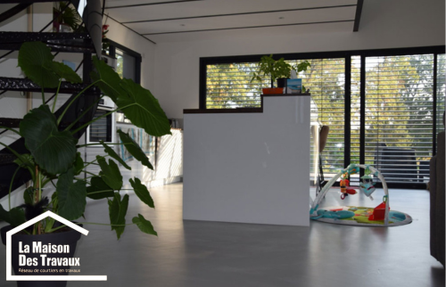 APRES travaux béton ciré gris cuisine et ilot central