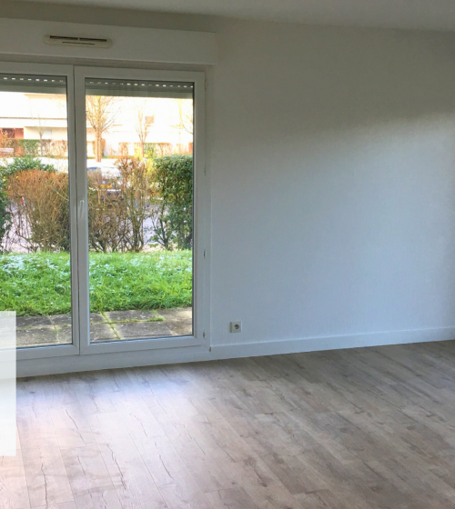 Le projet a consisté en la pose d’un revêtement de sol de type parquet stratifié dans tout l’appartement.