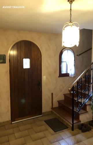 Rénovation d’une entrée avec escalier et éléments bois à proximité de Sautron avant