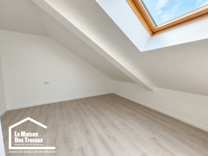 Pièce sous combles rénovée avec fenêtre de toit et sol clair dans une maison à Arzon