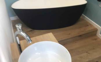 Une salle de bains total look avec cette baignoire sabot black & white