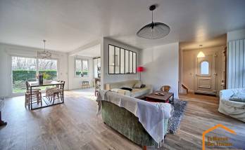 Rénovation d’un salon et optimisation de la décoration dans une maison des années 90 à Saint-Nazaire après