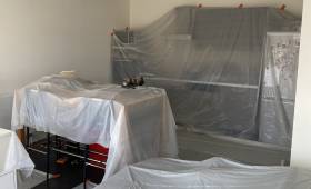 Mise en place des protections de meubles pendant les mises en peintures 