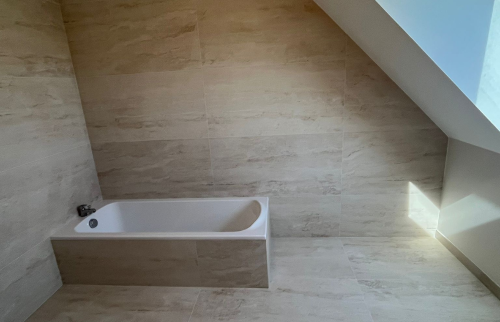 Salle de bain rénovée en travertin à Plémy (22) – ambiance chaleureuse et naturelle