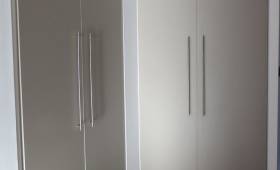 Sobres et minimales, les portes s'adaptent harmonieusement avec le hall d'entrée