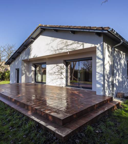 Baie vitrée et volets roulants à lames orientables