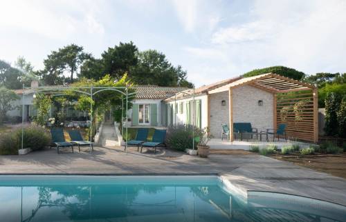 Vue d'ensemble de l'extension et de la pergola Ile de Ré - Yvelines