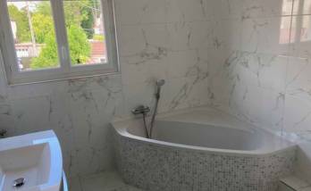 salle de bain aux jolis matériaux