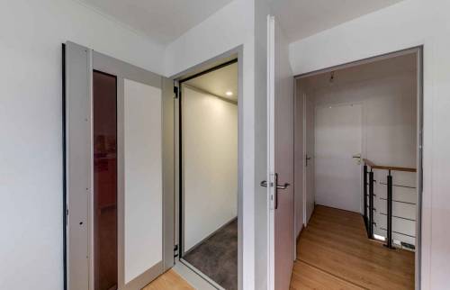 ascenseur dans une maison arrivée étage
