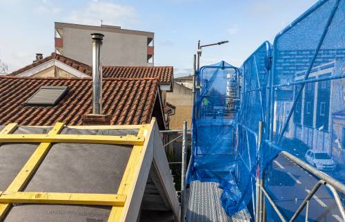 Chantier de rénovation de toiture en cours