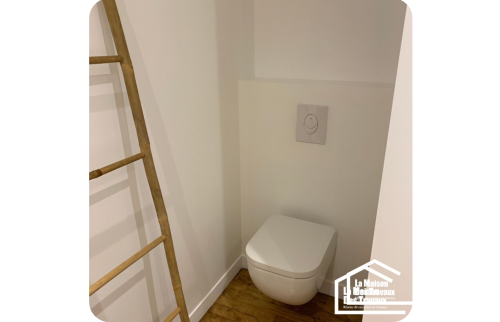 Toilette dans une salle de bain 