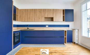 Cuisine rénovée en bois et bleu