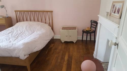 Chambre à coucher adulte avec parquet bois