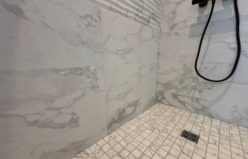 Douche à l'italienne carrelage gris WC