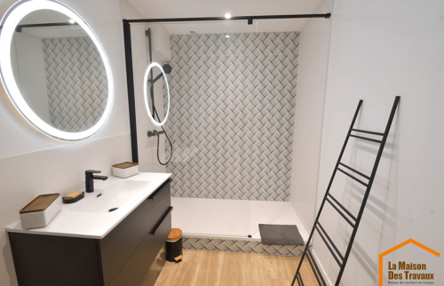 Salle de bain moderne après rénovation à Voiron