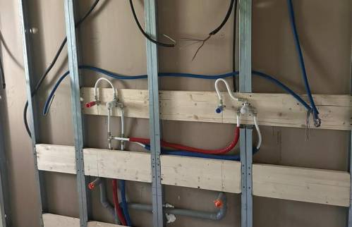 Détail - renforts bois pour soutenir les vasques - électricité et plomberie- maçon 73, plaquiste 73, plombier 73, électricien 73, menuisier 73