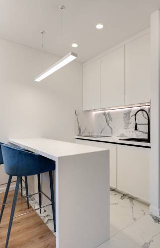 Une cuisine ouverte avec ilot