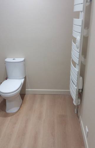 Création d'un WC dans la salle de bain à l'étage de l'espace nuit 