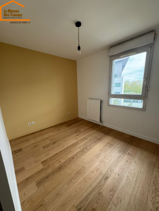  Mur d'accent jaune moutarde et parquet en chêne - Rénovation chambre Paris 19