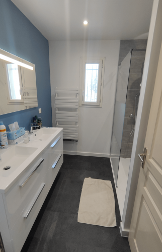 Carnet de chantier d’une rénovation de salle de bain à Crémieu : remplacement du mobilier