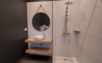 Salle de bain noire et blanche