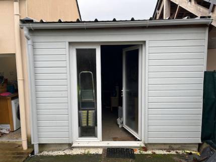Vue arrière de "l'abri de jardin" avant transformation en suite parentale avec salle de bain - Nantes 44