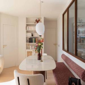 salle à manger lumineuse avec mobilier intégré – projet Sukeru à Montrouge par Yanna Williams
