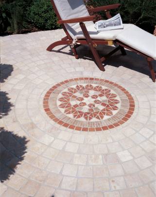 Construction de terrasse avec revêtement à motif géométrique - Saint-Jean d'Angély 17