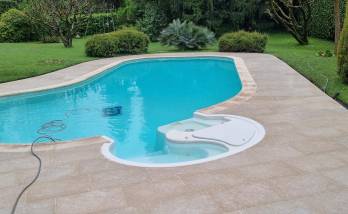 Travaux terminés : une belle plage de piscine en carrelage