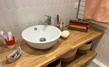 Meuble en bois de la salle de bain rénovée