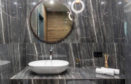 Salle de bain en marbre et miroir tout en rondeur - Paris