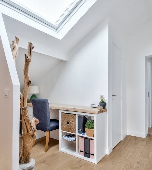 Aménagement d'un coin bureau sur le palier sous les combles - Houdan