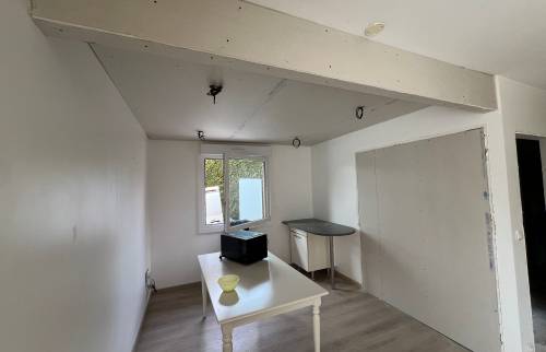 Création d'un faux plafond avec spots intégrés à destination de la salle à manger 